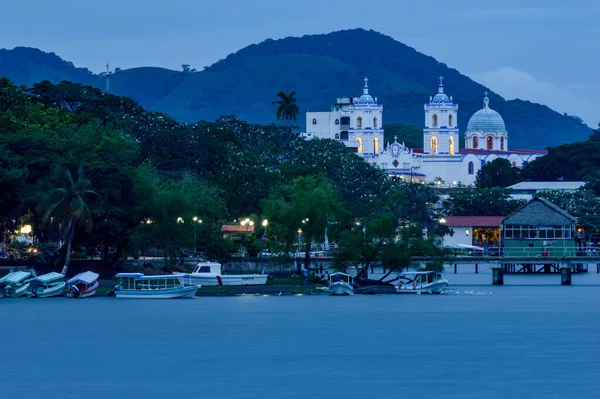 CATEMACO, VERACRUZ - MEXICO, 19 Haziran 2018: Bazilika ve kıyı şeridi.