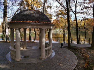 Şehrin sonbahar parkında Rotunda