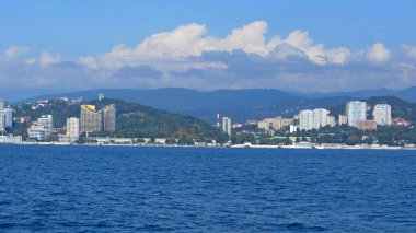 Soçi şehrinin Karadeniz kıyısı, şehrin manzarası..