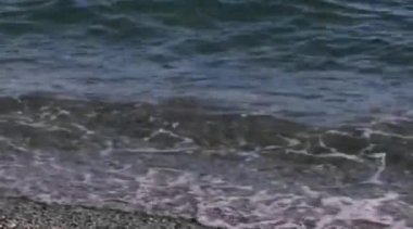 Güneşli bir günde denizin dalgaları, su damlaları, deniz sörfü. 