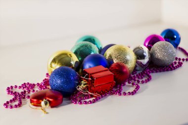 Beyaz arka planda farklı renklerde yeni yıl oyuncakları. Noel süslemeleri.