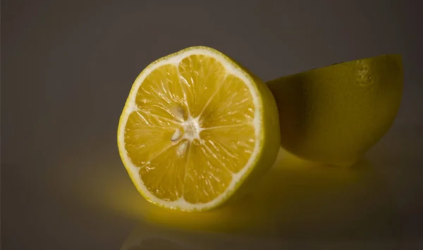 Citron Jaune Sur Fond Sombre — Photo