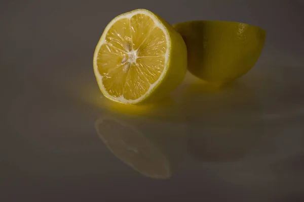 Limón Amarillo Sobre Fondo Oscuro — Foto de Stock