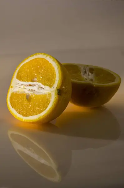 Laranja Laranja Sobre Fundo Escuro — Fotografia de Stock