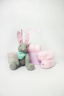 El yapımı örgü tavşan. Paskalya Tavşanı. İplik topları