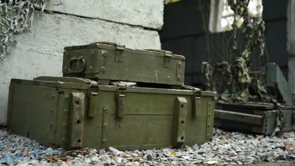 Cajas Madera Con Armas Municiones Están Suelo Cerca Del Refugio — Vídeo de stock