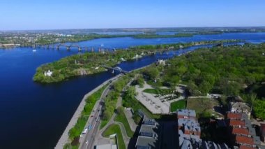 Ukrayna hava manzarası. Dinyeper Nehri 'ndeki adanın havadan görüntüsü. Dnipro (Dnepropetrovsk) şehri. Manastır Adası 'nın havadan görünüşü.