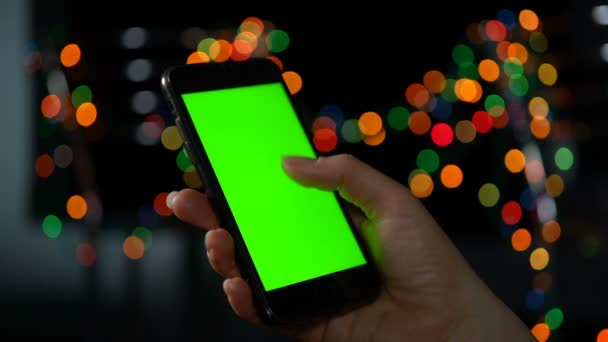 Primer Plano Smartphone Con Pantalla Verde Desplazamiento Pantalla — Vídeos de Stock