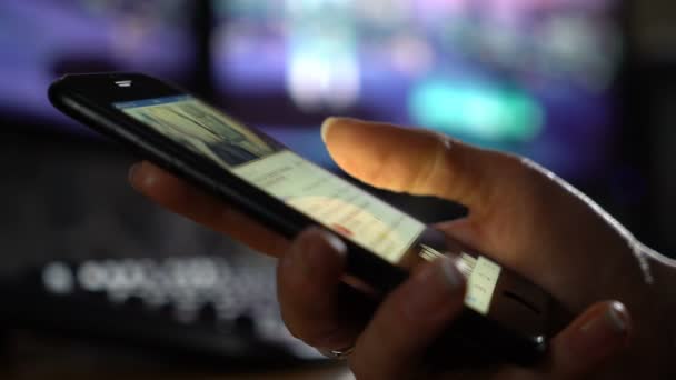 Close Hembra Desplaza Las Redes Sociales Teléfono Inteligente — Vídeo de stock