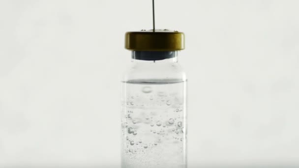 Закрыть Шприц Наполненный Жидкостью Стеклянной Бутылки — стоковое видео