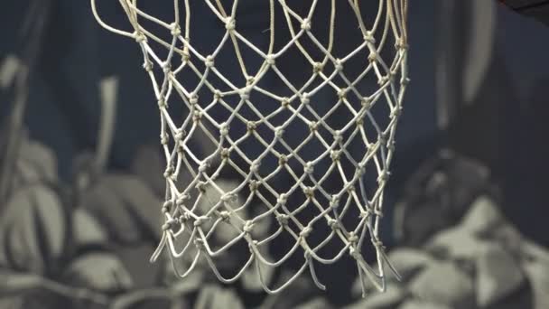 バスケットボールボールはバスケットのスローモーションに飛び込みます バスケットボール — ストック動画