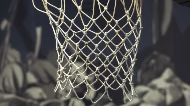 バスケットボールボールはバスケットのスローモーションに飛び込みます バスケットボール — ストック動画