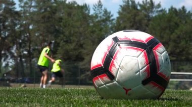 Futbol oyuncuları antrenmanı, futbol topu.