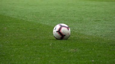 Yakın plan futbolcu topa vuruyor, ağır çekim.
