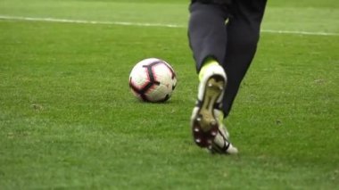 Yakın plan futbolcu topa vuruyor, ağır çekim.