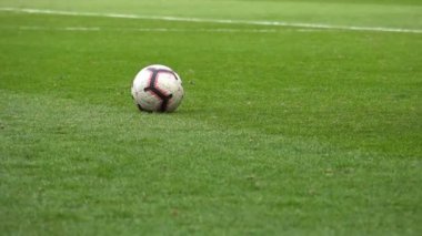 Yakın plan futbolcu topa vuruyor, ağır çekim.
