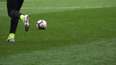 Yakın plan futbolcu topa vuruyor, ağır çekim.