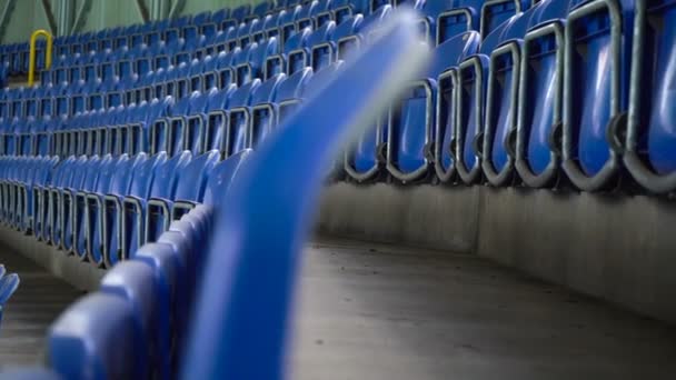 没有人和球迷的足球场的排座位 — 图库视频影像