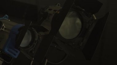 Stüdyo ışıkları yanıyor.