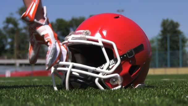 Jugador Fútbol Toma Casco Cámara Lenta Fútbol Americano — Vídeo de stock