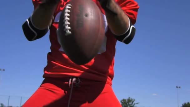 足球运动员用球训练 慢动作 美国足球 — 图库视频影像