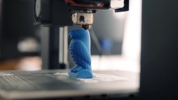 Printer Print Een Blauwe Vogel Van Plastic — Stockvideo