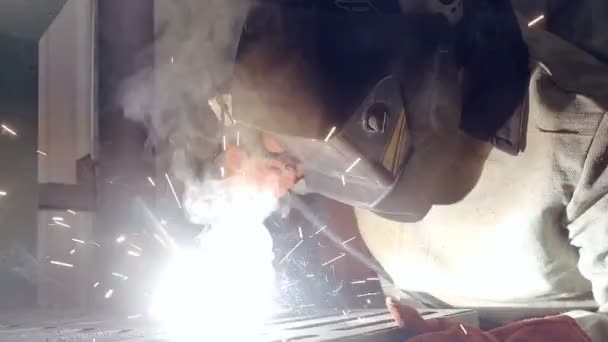 Lasapparaat Brouwt Een Onderdeel Een Fabriek Lasser Het Masker — Stockvideo