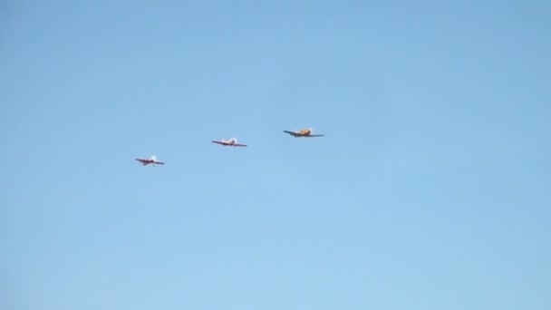 Tres Aviones Vuelan Contra Cielo Azul — Vídeos de Stock