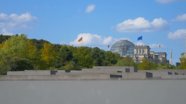 Holocaust Memorial Achtergrond Van Reichstag — Stockvideo