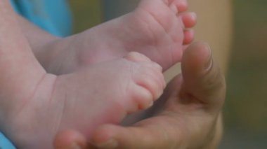 Bebek ayakları annenin ellerinde.