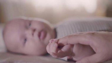 Annesi ve yeni doğmuş bebeği. Yavaş Hareket 