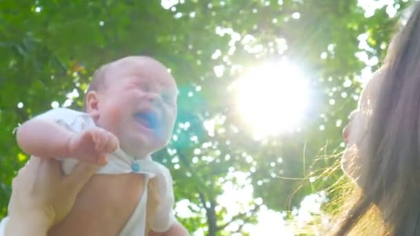 Bebê Chorando Nos Braços Mãe — Vídeo de Stock