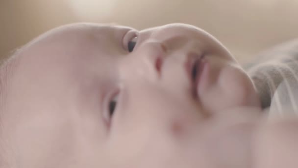 Detailní Portrét Dítěte Dítě Leží Posteli Rozhlíží — Stock video