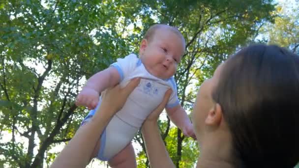 Madre Sostiene Bebé Sus Brazos Besa — Vídeo de stock