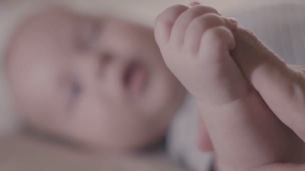 新生児は指で母親を抱く — ストック動画