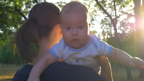 Mutter Und Baby Mutter Trägt Baby Auf Dem Arm — Stockvideo