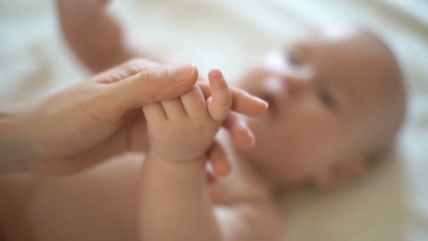 Mãe Segura Mão Bebê — Vídeo de Stock