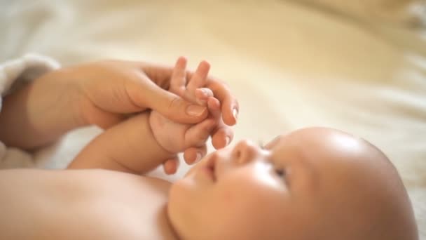 Bebê Bonito Segura Mães Mão Olha Para Ela — Vídeo de Stock