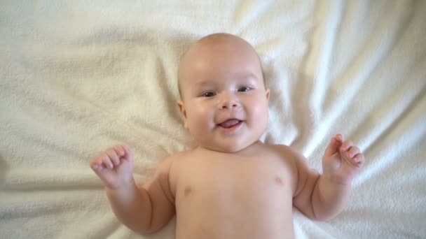 Leuke Baby Close Kind Lacht Kijkt Naar Camera — Stockvideo