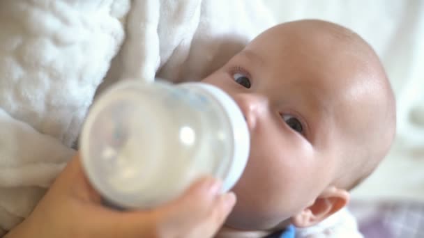 Close Van Schattige Kleine Baby Eten Melk Uit Een Fles — Stockvideo