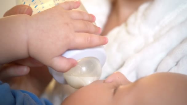 Bébé Mange Partir Biberon Avec Une Sucette — Video