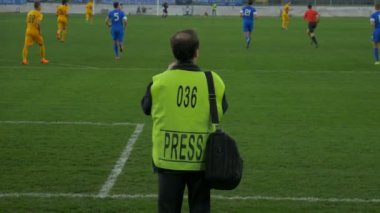 Fotoğrafçı bir futbol maçında fotoğraf çekiyor. Futbol maçında basın