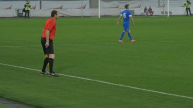 Futbol maçı sırasında çizgi hakemi..