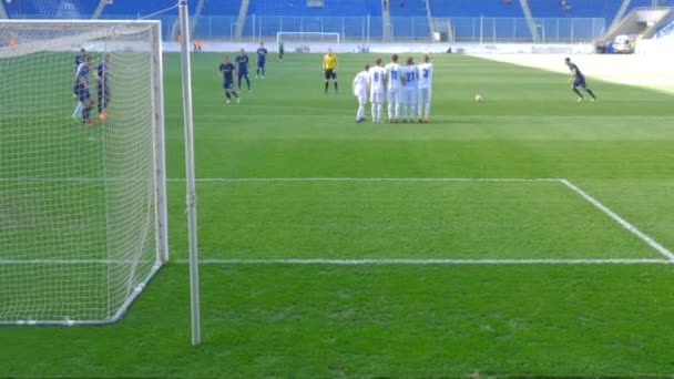 Futbol Maçı Futbolcu Serbest Vuruşu Yumrukluyor Kaleci Kurtarıyor — Stok video