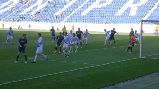 Spelaren Gör Mål Efter Ett Hörn Fotbollsmatch — Stockvideo