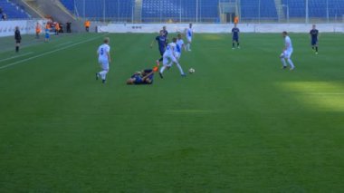 Futbol maçı. Oyuncuya karşı kuralları ihlal et..