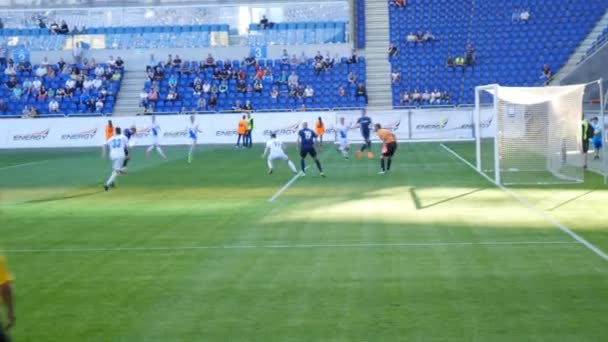 Fotbollsmatch Spelaren Träffar Målet Och Målvakten Räddar Sidodomaren Visar Flagga — Stockvideo