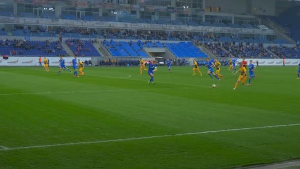 Voetbalwedstrijd Een Speler Maakt Worp Van Bal Het Strafgebied — Stockvideo