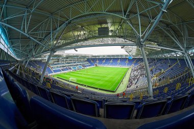 Geniş açılı mercekli futbol stadyumu atışı. İzleyiciler olmadan futbol maçı. Boş stantlar