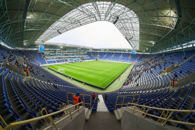 Geniş açılı mercekli futbol stadyumu atışı. İzleyiciler olmadan futbol maçı. Boş stantlar